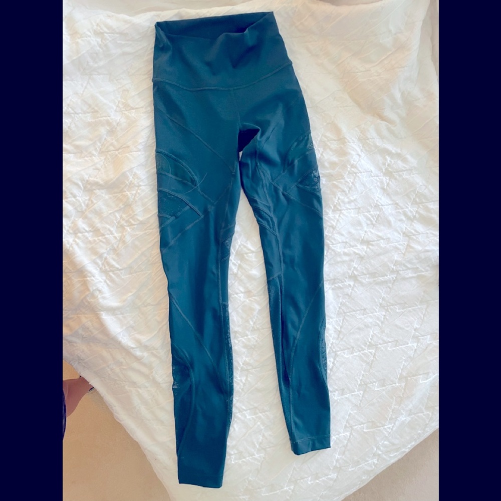 LuLulemon size 4 leggings with mesh
